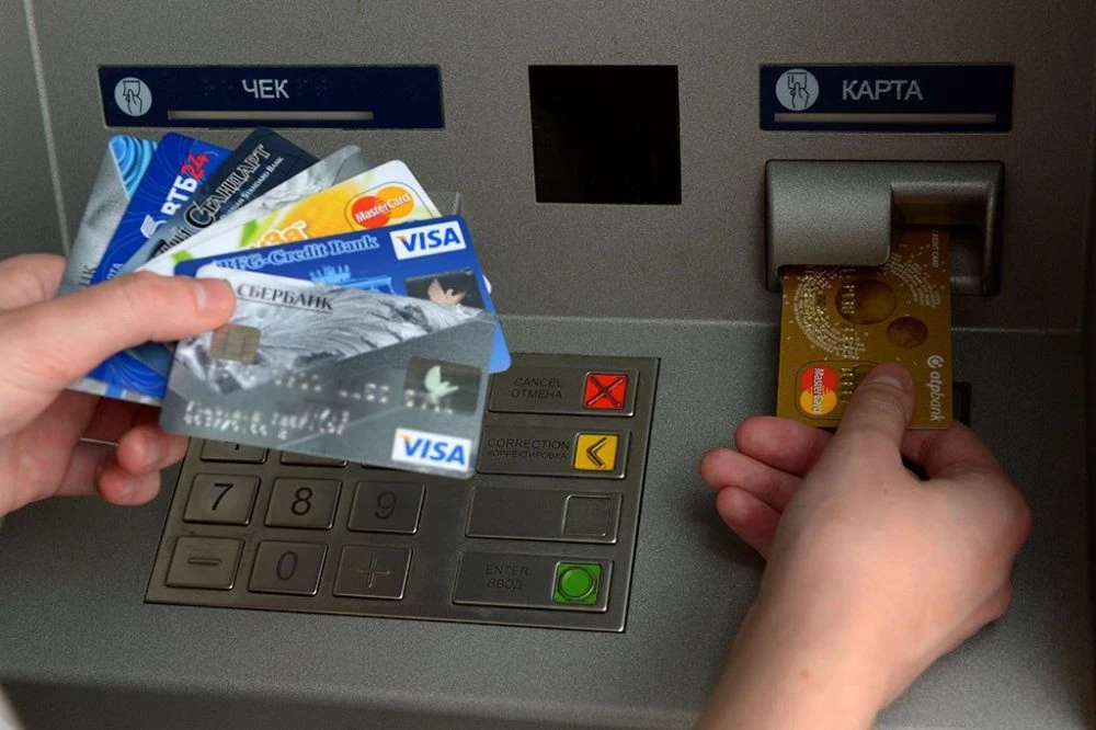 Як вставляти картку в банкомат: чіп, сторона, безпека